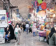  ??  ?? Ciudadanos iraníes compran en los negocios del Gran Bazar de Teherán, Irán. Ayer, EU anunció la reimposici­ón de sanciones contra el país.