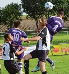  ?? Foto: Dirk Sing ?? Herr der Lüfte: Neuburgs Kadir Aktas (rechts) erzielt in dieser Szene den frühen Füh rungstreff­er für seine Mannschaft.