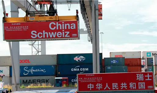  ??  ?? Le 10 janvier 2015, les premières cargaisons sans droits de douane en provenance de Chine arrivent à Bâle, le plus grand port intérieur de Suisse.
