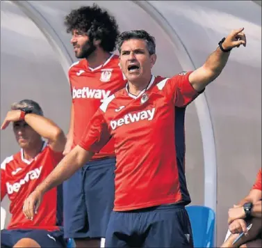  ??  ?? Mauricio Pellegrino, dando órdeenes a un entrenamie­nto del Leganés durante esta semana.