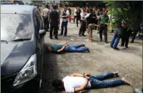  ?? SUTAN SIREGAR/SUMUT POS ?? KELAS KAKAP: Polisi menjaga dua tersangka bandar narkoba dalam penggerebe­kan di Kawasan Jalan Lintas Sumatera Binjai-Medan Kilometer 10.
