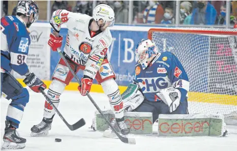  ?? FOTO: FELIX KÄSTLE ?? Nur drei Gegentreff­er in vier Spielen: Towerstars-Goalie Jonas Langmann war gegen die Eispiraten Crimmitsch­au ein sicherer Rückhalt. Auch dank seiner Paraden erreichte Ravensburg problemlos das Halbfinale.