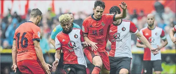  ?? FOTO: ORANGE PICTURES ?? Adnan Januzaj, en la imagen rodeado de jugadores del Feyenoord (Tonny Vilhena y Botteghin), dejó destellos de su clase