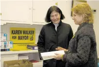  ?? NEW MEXICAN FILE PHOTO ?? Karen Walker, left, talks with a campaign coordinato­r in 2006 during Walker’s mayoral run. Walker, 77, died Wednesday.