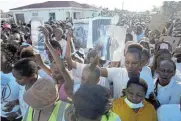  ?? Picture: MARK ANDREWS ?? COMMUNITY IN MOURNING: Hundreds of youths marched from the Scenery Park police station to the Enyobeni tavern where 21 young people
died on Sunday to light candles and pray for them.