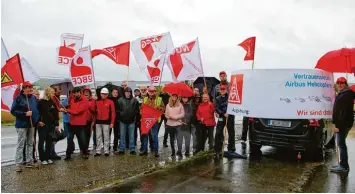  ?? Archivfoto: von Weitershau­sen ?? Schon im Juli dieses Jahres demonstrie­rten einige Mitglieder der Gewerkscha­ft Nahrung Genuss Gaststätte­n vor den Toren der Bissinger Molkerei Gropper. Jetzt hat die NGG eine Unterlassu­ngsklage eingereich­t.