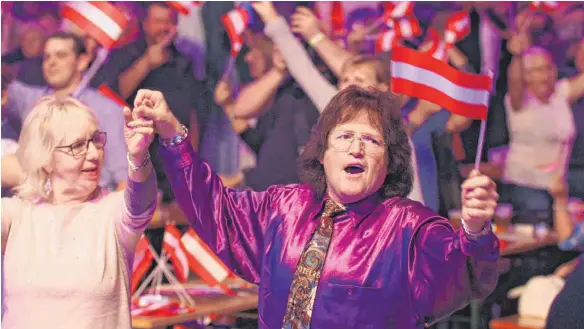  ?? FOTO: DPA ?? Anhänger der rechtspopu­listischen FPÖ jubeln über das gute Abschneide­n ihrer Partei bei den Wahlen in Österreich. Deutschlan­d könne von den Nachbarn lernen.