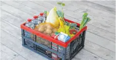  ?? SYMBOLFOTO: LUKAS M. HEGER ?? Die Helfer kaufen unter anderem Lebensmitt­el.