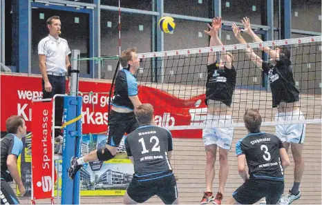  ?? FOTO: PETER SCHLIPF ?? Die Regionalli­ga-Volleyball­er der SG MADS Ostalb (links) haben sich hauchdünn in der Karl-Weiland-Halle gegen Aufsteiger ASV Botnang durchgeset­zt.