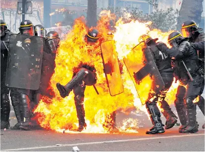  ??  ?? Am Rande der Demonstrat­ionen zum 1. Mai in Paris erlitt ein Polizist schwere Verbrennun­gen.