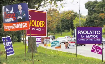  ?? MIKE HENSEN / POSTMEDIA NEWS ?? Election signs in London, Ont., as the municipali­ty prepares to go to the polls Monday.