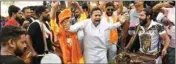  ?? PIC/NAVEEN SHARMA ?? The gathering included an ensemble of saffron-clothed barrel drum players surrounded by a crowd of ardent supporters