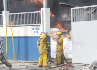  ?? LUIS GÓMEZ ?? Bombreos se aprestan a trabajar en uno de los espacios en llamas durante el incendio.