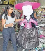  ??  ?? Ya se acerca el Día de Muertos y las Catrinas son lo que más piden