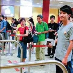  ?? VIREAK MAI ?? People queue at an immigratio­n point in the Phnom Penh Internatio­nal Airport last year after disembarki­ng from a flight.