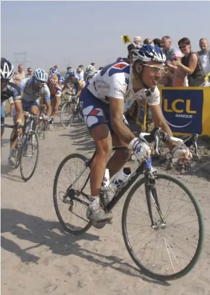  ?? © pn ?? Philippe Gilbert bij zijn eerste en tot nu enige deelname aan Parijs-Roubaix in 2007. Hij werd 52ste.