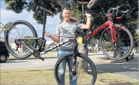  ?? Picture: BRIAN WITBOOI ?? WORTH RIDING FOR: Regional representa­tive for Scott Sports Africa Nick Cape with the two Scott bicycles that will be won at The Herald Continenta­l Cycle Tour