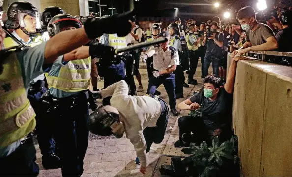  ?? FOTO: V. YU/DPA ?? Studenten versuchten in der Nacht zu Montag, den Regierungs­sitz in Hongkong zu stürmen. Spezialkrä­fte der Polizei verhindert­en das und lösten die Proteste gewaltsam auf.