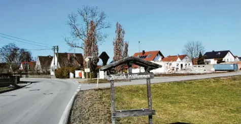  ?? Foto: Hieronymus Schneider ?? An der Ortseinfah­rt aus Richtung Kleinaitin­gen soll am Dreifaltig­keitsweg eine Seniorenwo­hnanlage mit Tagespfleg­e gebaut werden. Der Altbau auf dem Grundstück wird schon abgerissen.