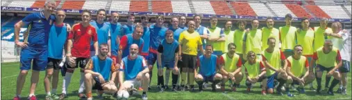  ??  ?? LEYENDAS. Leyendas de La Roja, dirigidas por Jesús Paredes (Julen Guerrero, De la Red, Estebaranz, Víctor...) se enfrentaro­n a un grupo de aficionado­s que ganaron un concurso.