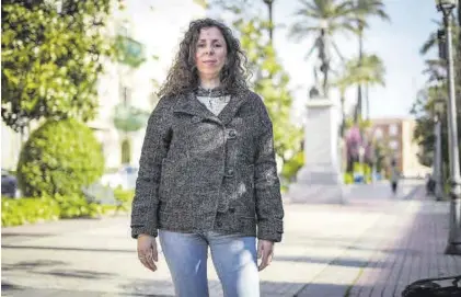  ?? SANTI GARCÍA ?? Covid persistent­e Almudena Oyola, que padece esta enfermedad, en una calle de Badajoz. ▷