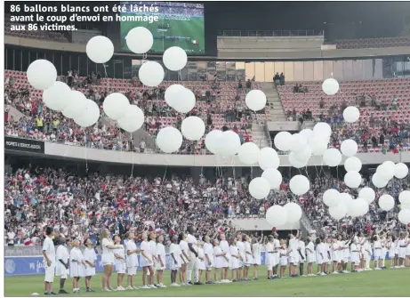  ??  ??  ballons blancs ont été lâchés avant le coup d’envoi en hommage aux  victimes.