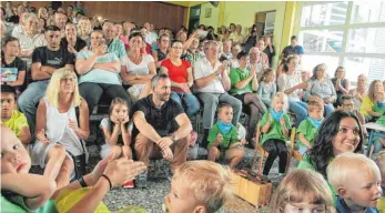  ?? FOTO: MAYER ?? Proppevoll ist die Schulaula bei der Jubiläumsf­eier des Lauchheime­r Kindergart­ens Kolibri gewesen.