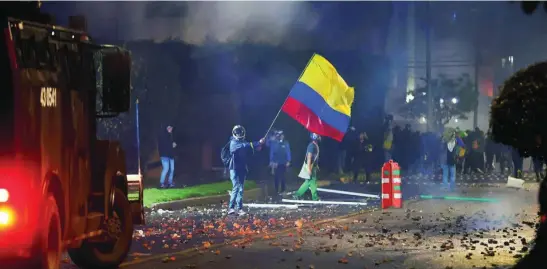  ?? EFE ?? Policías anti disturbios sofocan las protestas en un barrio de Bogotá