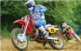  ??  ?? Yann Guédard a été surpris par la facilité de cette moto sur le terrain de Bruno. Facile et performant­e.