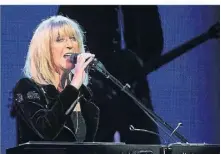  ?? FOTO: HENNING KAISER/DPA ?? Die Musikerin Christine McVie von der Band Fleetwood Mac bei einem Auftritt 2015 in Köln.