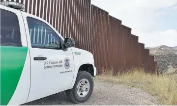  ??  ?? Resguardan frontera . Estados Unidos mantiene fuerte presencia de la patrulla fronteriza.