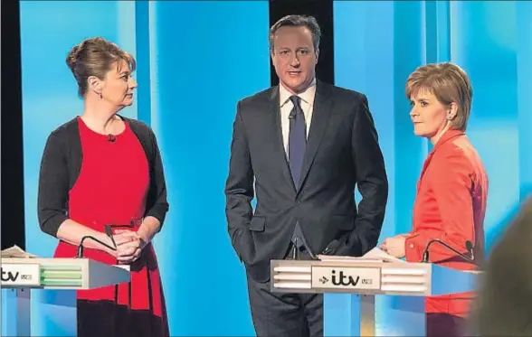  ?? REUTERS ?? El primer ministro, David Cameron, entre la galesa Leanne Wood (Plaid Cymru) y Nicola Sturgeon (Partido Nacional Escocés)