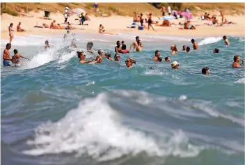  ?? FOTO: CLARA MARGAIS/DPA ?? Das Schwimmen im Meer vor Palma ist derzeit kein Vergnügen. Weil eine Kläranlage veraltet und überlastet ist, fließt immer wieder mit Fäkalien und Toilettenp­apier verunreini­gtes Wasser ins Mittelmeer.