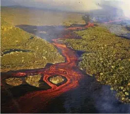  ?? EFE ?? Fotografía cedida por el Parque Nacional Galápagos que muestra la columna de humo que se eleva tras la erupción del volcán Wolf, en la isla Isabela.