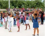  ??  ?? Cientos de niños disfrutaro­n de una divertida tarde preparada en el Centro Comunal de Verón, obra construida por GRUPO PUNTACANA, como aporte a la comunidad.