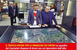  ??  ?? IL TAVOLO-VISORE PER LE IMMAGINI DEI DRONI La squadra dei Cacciatori dispone di droni con cui riprendere dall’alto le zone dove sospettano che si trovino i Fuggitivi. Le immagini così raccolte vengono poi studiate su questo tavolo-schermo.