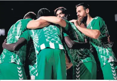  ?? REAL BETIS ?? Los jugadores del Betis hacen piña en la previa de un partido.