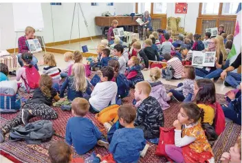  ?? FOTO: RICH SERRA ?? Blick auf eine zweisprach­ige Buchvorste­llung, auf Deutsch und Französisc­h, gestern in der Alten Kirche.