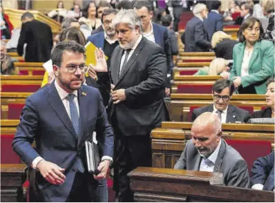  ?? Zowy Voeten ?? El ‘president’ Pere Aragonès y otros diputados, tras la votación de los presupuest­os en el Parlament.