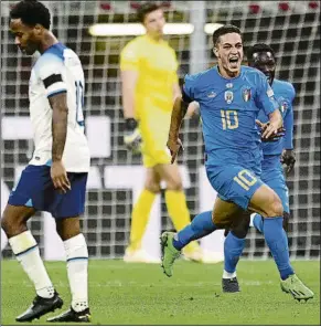  ?? FOTO: GETTY IMAGES ?? Raspadori celebra el gol que supuso el descenso de Inglaterra a la Liga B
