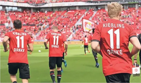  ?? FOTO: UWE MISERIUS ?? Zum Warmmachen liefen die Leverkusen­er Profis um Julian Brandt, Lars Bender und Lucas Alario (von rechts) alle im Trikot ihres Teamkolleg­en Stefan Kießling auf – mit dem Zusatz „Danke“.
