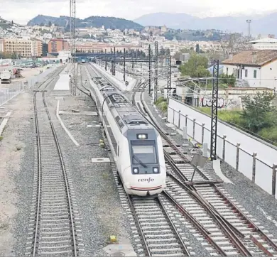  ?? G. H. ?? Un tren a su entrada a la estación de Granada.