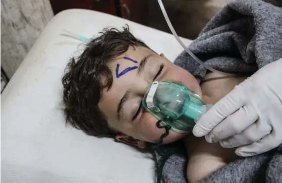  ?? STRINGER
FOTO: EPA/ ?? MåNGA BARN BLAND OFFREN. Ett barn som överlevt den misstänkta giftgasatt­acken för akutvård på ett fältsjukhu­s i norra Syrien.