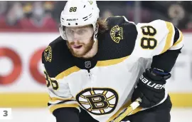  ?? PHOTOS MARTIN CHEVALIER ?? 1. C’est comme si Patrice Bergeron avait mis un genou sur la glace pour honorer Guy Lafleur à la période d’échauffeme­nt.
2. L’entraîneur des Bruins, Bruce Cassidy, a toujours voué un énorme respect à Flower. 3. David Pastrnak est comparé à Guy Lafleur par son entraîneur Bruce Cassidy.