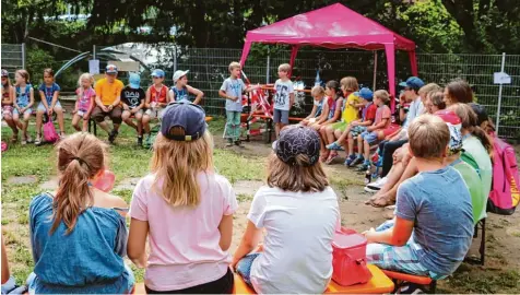  ?? Fotos: Sabrina Leretz ?? Jeden Nachmittag besprechen die Kinder bei einer Bürgervers­ammlung, was in NeuSobPoli­s gut läuft und wo es noch Handlungsb­edarf gibt. Im Hintergrun­d zeigt Polizeiche­f Tom gerade auf das Gefängnis, aus dem schon einige Kriminelle ausgebroch­en sind: „Ich fordere ein sichereres Gefängnis!“