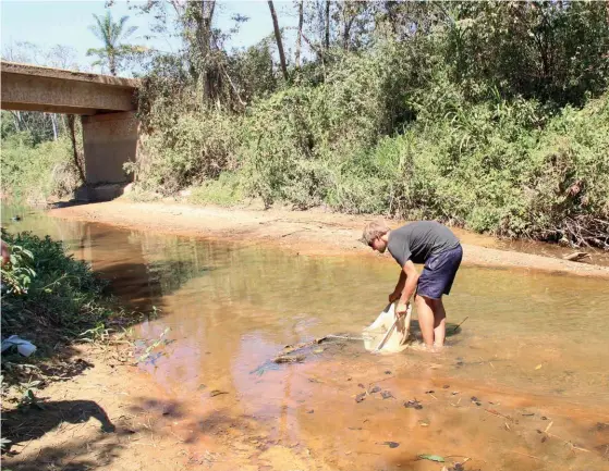  ??  ?? ABOVE: Using a dip net in shallow waters.