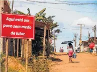  ??  ?? Movimento. Pelas ruas da Vila Soma, MTST espalhou placas com palavras de ordem