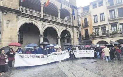  ?? EL PERIÓDICO ?? Un momento de la concentrac­ión celebrada en Plasencia por el tren Ruta de la Plata el pasado noviembre.