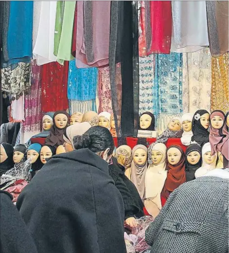  ??  ?? Unas mujeres musulmanas compran velos en un mercado en Le Bourget, en las afueras de París