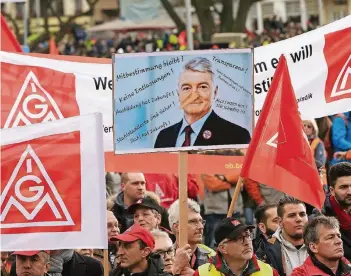  ?? FOTO: DPA ?? In Andernach gingen gestern nach Gewerkscha­ftsangaben 8000 Stahlarbei­ter auf die Straße. Einige hielten dabei Schilder mit dem Gesicht von Konzernche­f Heinrich Hiesinger samt Pinocchio-Nase in die Höhe.